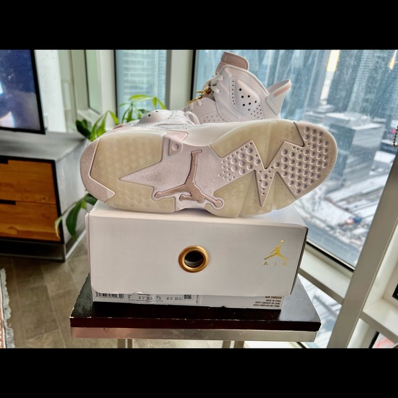 Women's Air Jordan 6 Gold Hoops (W), Size 9 - Picture 4 of 8